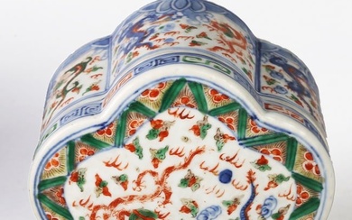 A CHINESE WUCAI 'DRAGONS' BOX AND COVER