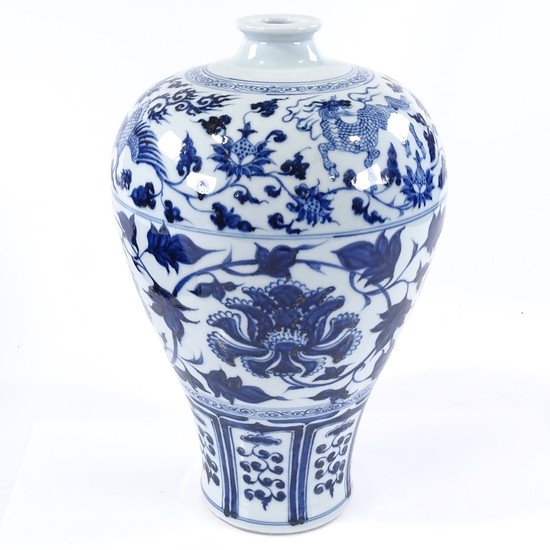 A Chinese blue and white porcelain vase, with painted mythol...