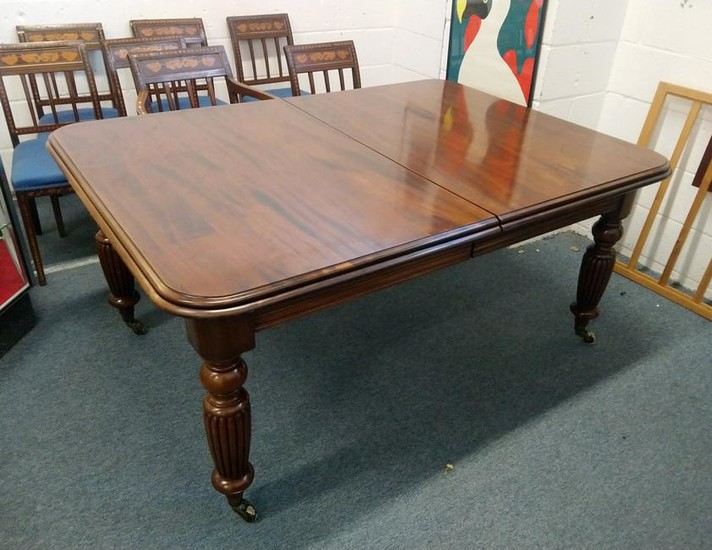 A GOOD VICTORIAN STYLE MAHOGANY EXTENDING DINING TABLE
