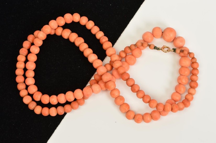 A GRADUATED CORAL BEAD NECKLACE, the spherical beads measuri...