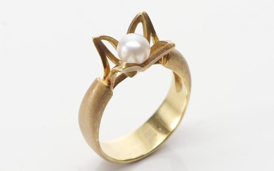 A HAND CRAFTED CULTURED PEARL RING BY BARBARA HEATH (QUEENSLAND JEWELLER), OF ABSTRACT FLORAL FORM, IN 18CT GOLD, SIGNED, SIZE T, 9....