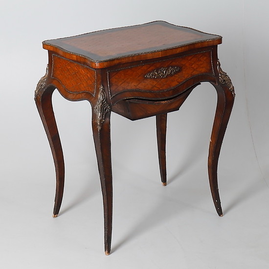 A LATE 19TH CENTURY FRENCH ROSEWOOD AND PARQUETRY LADIES DRESSING TABLE.