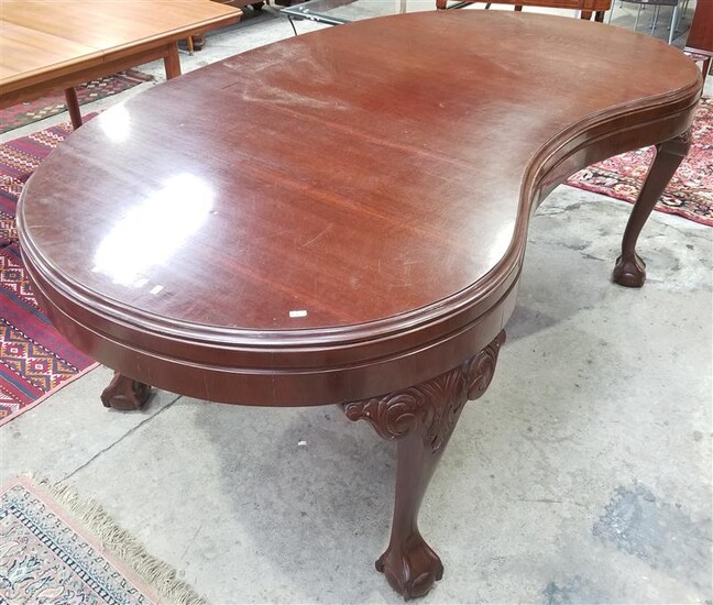A MAHOGANY CHIPPENDALE STYLE WRITING TABLE