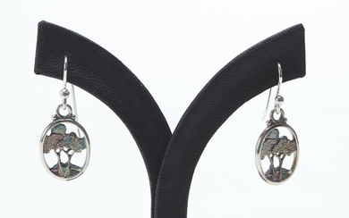 A PAIR OF HANDCRAFTED EARRINGS IN STERLING SILVER BY TONY KEAN, FEATURING AUSTRALIAN LANDSCAPE IN AN OPENWORK OVAL FRAME, TO SHEPHER...