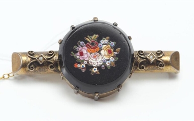 A PIETRA DURA, ONYX AND SEED PEARL BROOCH IN SILVER GILT, LENGTH 5CMS