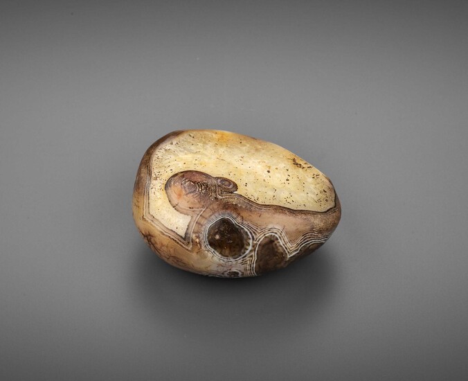 A RARE AGATE ‘RECUMBENT HARE’ PEBBLE, SONG TO EARLY MING DYNASTY 宋至明初罕見瑪瑙臥兔山子