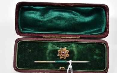 A STICK PIN IN 9CT GOLD, BOXED