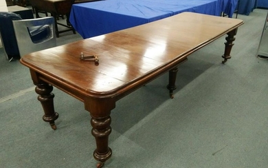 A VICTORIAN MAHOGANY EXTENDING DINING TABLE, with three