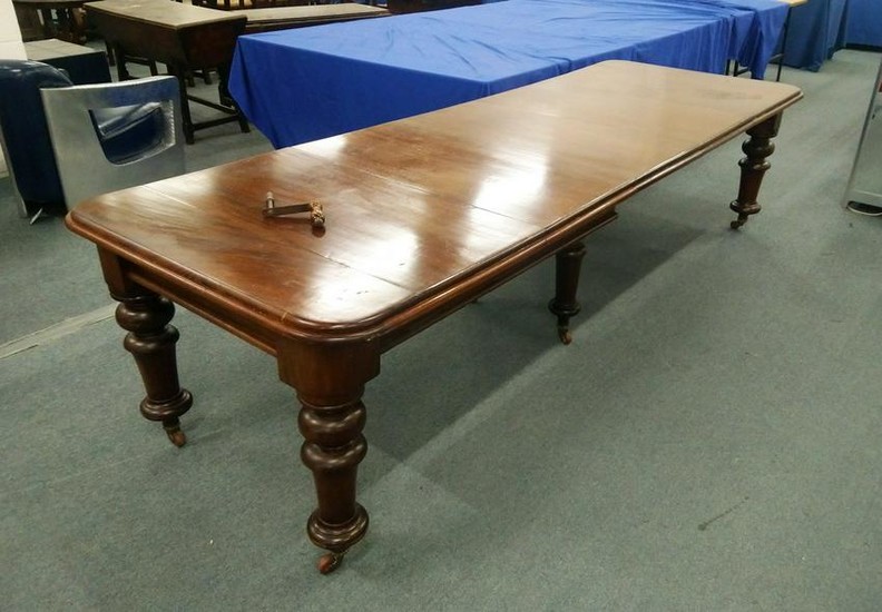 A VICTORIAN MAHOGANY EXTENDING DINING TABLE, with three