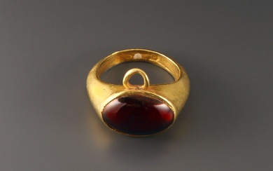 A WESTERN GREEK GOLD RING WITH GARNET