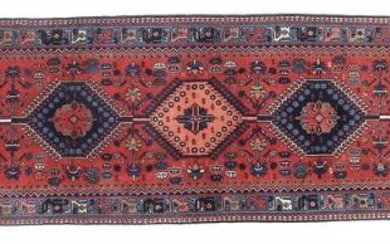 SOLD. A Yalameh runner, Persia. Design with linked hooked medallions. 21st century. 411 x 87 cm. – Bruun Rasmussen Auctioneers of Fine Art