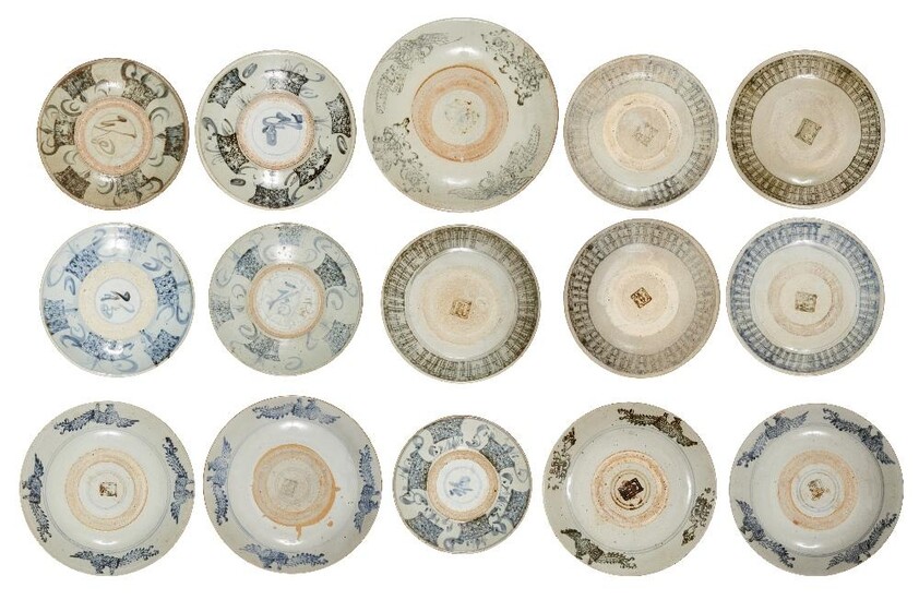 A group of fifteen large Chinese 'Zhangzhou' blue and white plates, 17th to 19th century, variously decorated with phoenix in flight, characters and basket weave designs, all with unglazed well, the largest 34.5cm diam. (15). 十七-十九世紀 漳州窯青花盤一組十五件