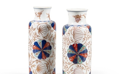 A pair of Chinese Imari porcelain rouleau vases, Qing dynasty, Kangxi period | Paire de vases rouleau en porcelaine de Chine, Imari, Dynastie Qing, époque Kangxi