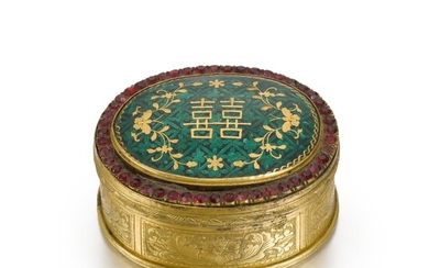 A rare embellished gilt-copper and basse taille enamel snuff box and cover, Qing Dynasty, Canton, Qianlong period | 清乾隆 廣東 鎏金銅嵌寳雙喜花卉紋小蓋盒, A rare embellished gilt-copper and basse taille enamel snuff box and cover, Qing Dynasty, Canton, Qianlong period...