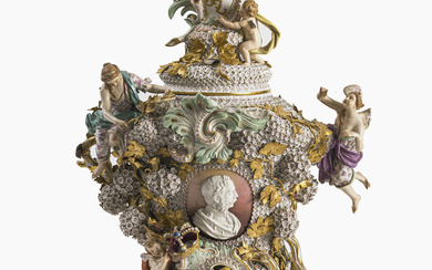 A snowball lidded vase with a portrait of King Albert of Saxony - Meissen, 2nd half of the 19th century