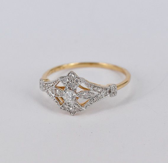 AN ART DECO STYLE DIAMOND AND GOLD RING
