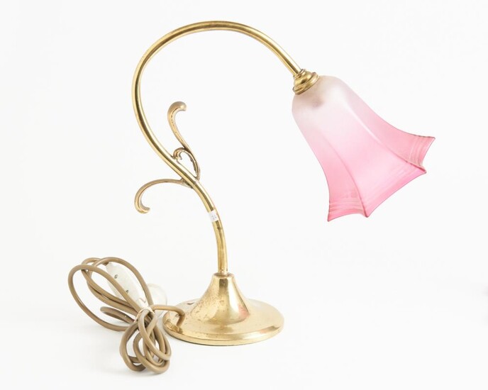 AN ART NOUVEAU STYLE BRASS LAMP WITH A RUBY GLASS SHADE, 34 CM HIGH, LEONARD JOEL LOCAL DELIVERY SIZE: SMALL