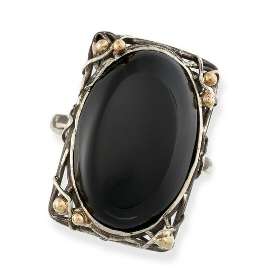 AN ARTS AND CRAFTS ONYX DRESS RING in silver and yellow