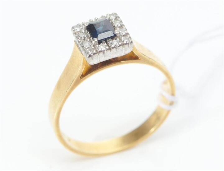 AN AUSTRALIAN SAPPHIRE AND DIAMOND CLUSTER RING IN 18CT GOLD AND PLATINUM, SIZE N, 4GMS