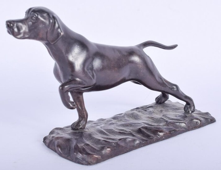 AN EARLY 20TH CENTURY EUROPEAN BRONZE FIGURE OF A HOUND