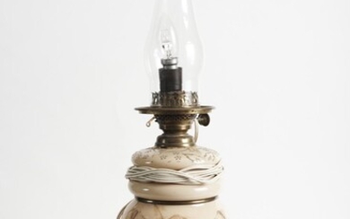 AN EDWARDIAN ENAMELLED MILK GLASS KEROSENE LAMP, H.67CM, LEONARD JOEL LOCAL DELIVERY SIZE: SMALL