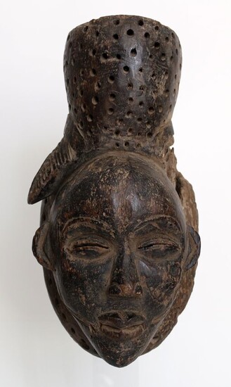Afrique. Masque Punu (Gabon) aux proportions exceptionnelles. Accidents, manques et usures visibles. H. 38cm. (...