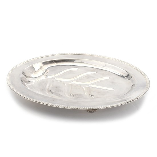 An American 20th century sterling silver serving dish on four feet. Maker Brand Chatillon, New York.