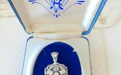 Antique art deco 14 karat diamond filigree pendant