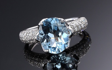 Aquamarine and brilliant-cut cocktail ring of 9 kt. white gold, total approx. 2.82 ct.