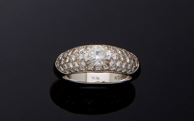 BOUCHERON Bague "Axelle" en or blanc 18 carats (750/000) et diamants, composée d'un élégant jonc...