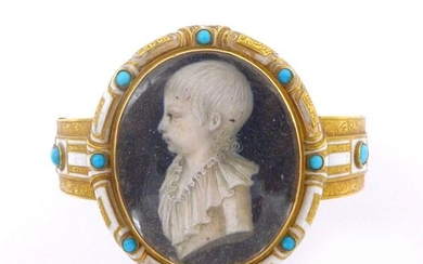 BRACELET in 18K yellow gold holding a portrait of a child in profile in a white enamel frame embellished with turquoise and finely chiselled gold. The obverse of the portrait is composed of braided hair. Wrist circumference: 16 cm. Gross weight :...