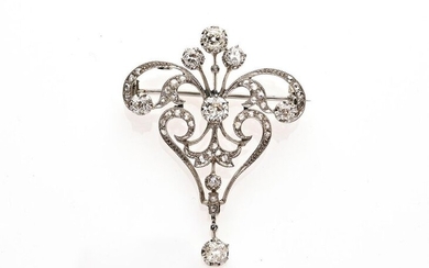BROCHE "Volute" pouvant se porter en PENDENTIF en or gris 750/°° ornée de diamants roses et taille ancienne dont trois plus importants de 0.20 ct chacun. Travail français vers 1900. H. : 4 cm. PB : 8,8 g. Restaurations.