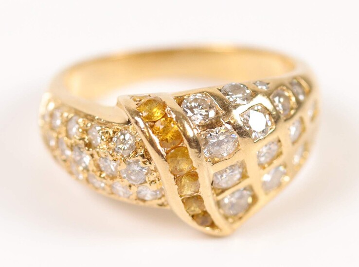 Bague bandeau en or jaune (750) sertie de diamants et de citrines en ligne. T...