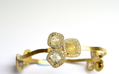 Bracelet original en or jaune mat à 3 motifs différents. Chaque motif est composé de...