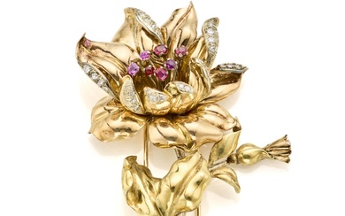 Broche en or bicolore en forme de fleur en rubis et diamants, g 42,80 circa,...