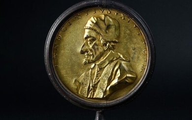Bronze plate in chased and gilded bronze, representing the profile of Pope Innocent XI (1611-76-89) with the inscription on the rim: INNOCENTIVS.XI.P.O.M.