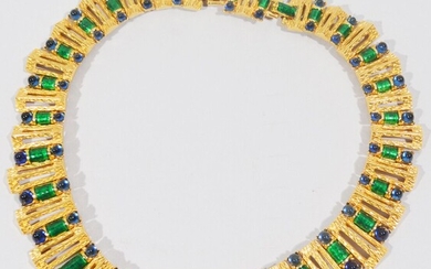 CARVEN Parure en métal doré comprenant un collier et un bracelet semi-rigide à décor géométrique...