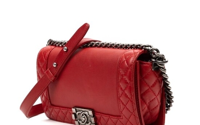 CHANEL Circa 2013/14 Sac "Boy Reverso" "Boy Reverso" bag Cuir rouge Red leather Garnitures métal...