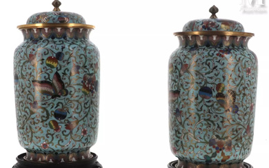CHINE, Vers 1900 Paire de vases couverts en émaux cloisonnés