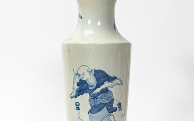 CHINESE QING STYLE BLUE AND WHITE PORCELAIN VASE