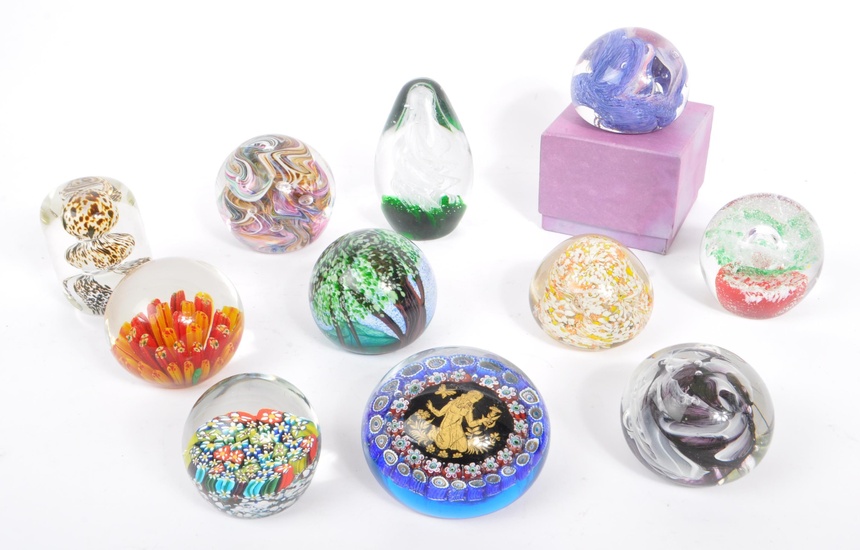 COLLECTION OF VINTAGE STUDIO ART GLASS PAPERWEIGHTS