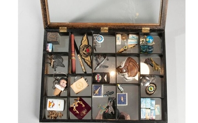 Cadre comprenant un ensemble d'objets sur... - Lot 30 - Paris Enchères - Collin du Bocage