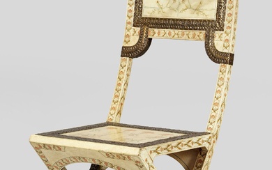 Chaise de salon "Coquelicot" de Carlo Bugatti, extrêmement rare et élégante. Noyau en bois recouvert...