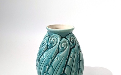 Charles CATTEAU (1880-1966) pour BOCH Frères Modèle n°1159 Vase ovoïde. Épreuve en céramique émaillée vert...