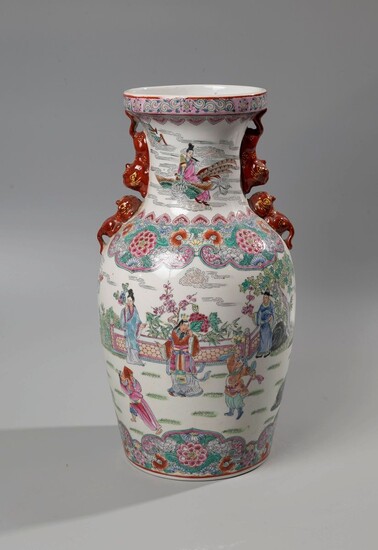 Chine, Vase en porcelaine émaillée dans... - Lot 230 - Paris Enchères - Collin du Bocage