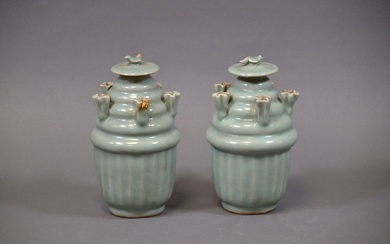 Chine, XVIIIe siècle Paire de vases reprenant la forme d'urnes, en porcelaine et émail céladon,...