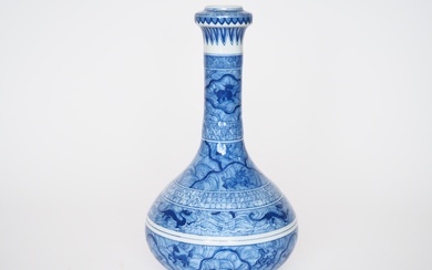 Chine, fin XIXe siècle, Vase bouteille en porcelaine bleu blanc à décor de lions stylisés....