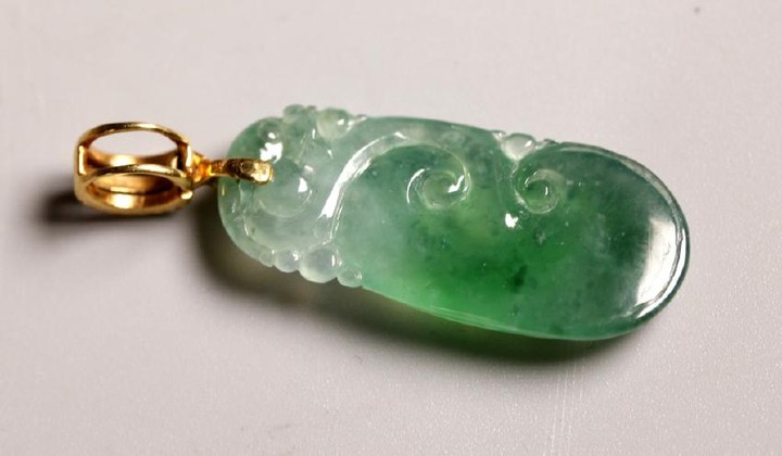 Chinese Antique Natural Jadeite Pea Pod Pendant