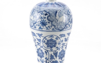 Chinese Xuande Ming Reproduction Hand-Painted Blue and White Porcelain Vase