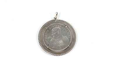 Ciondolo con cornice in argento con profilo cordonato contenente medaglia napoleonica raffigurante Napoleone Sovrano dell'Elba 1814-1815, datata 1969. Argentiere B.…